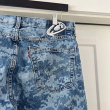 Load image into Gallery viewer, digi camo laser faded jeans 33x28
