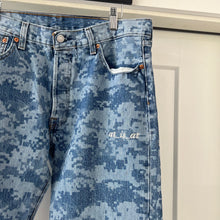 Load image into Gallery viewer, digi camo laser faded jeans 33x28
